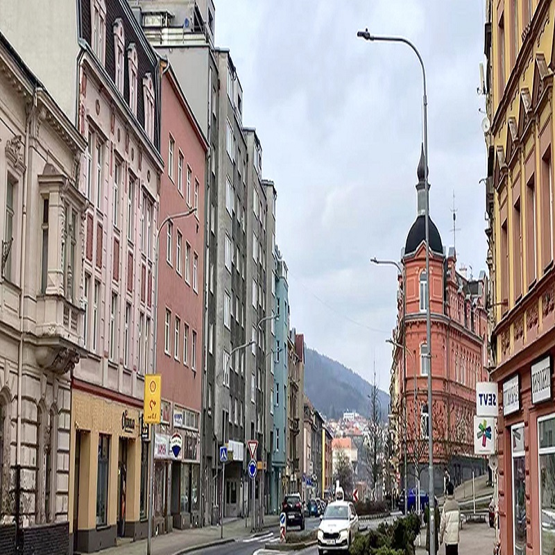 Najlepszy przewodnik po oświetleniu magazynu: opcje LED High Bay, Linear i Smart